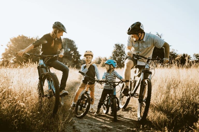 Famille en vélo à la campagne